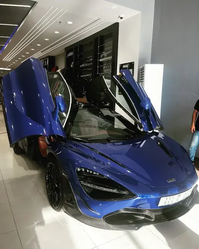 ماكلارين داخل معرض PROF Car Care